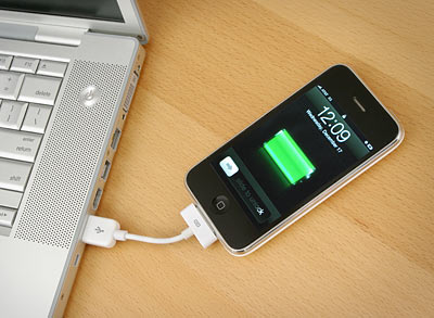 bd8c_istubz_iphone_sync_charge_cable_inuse